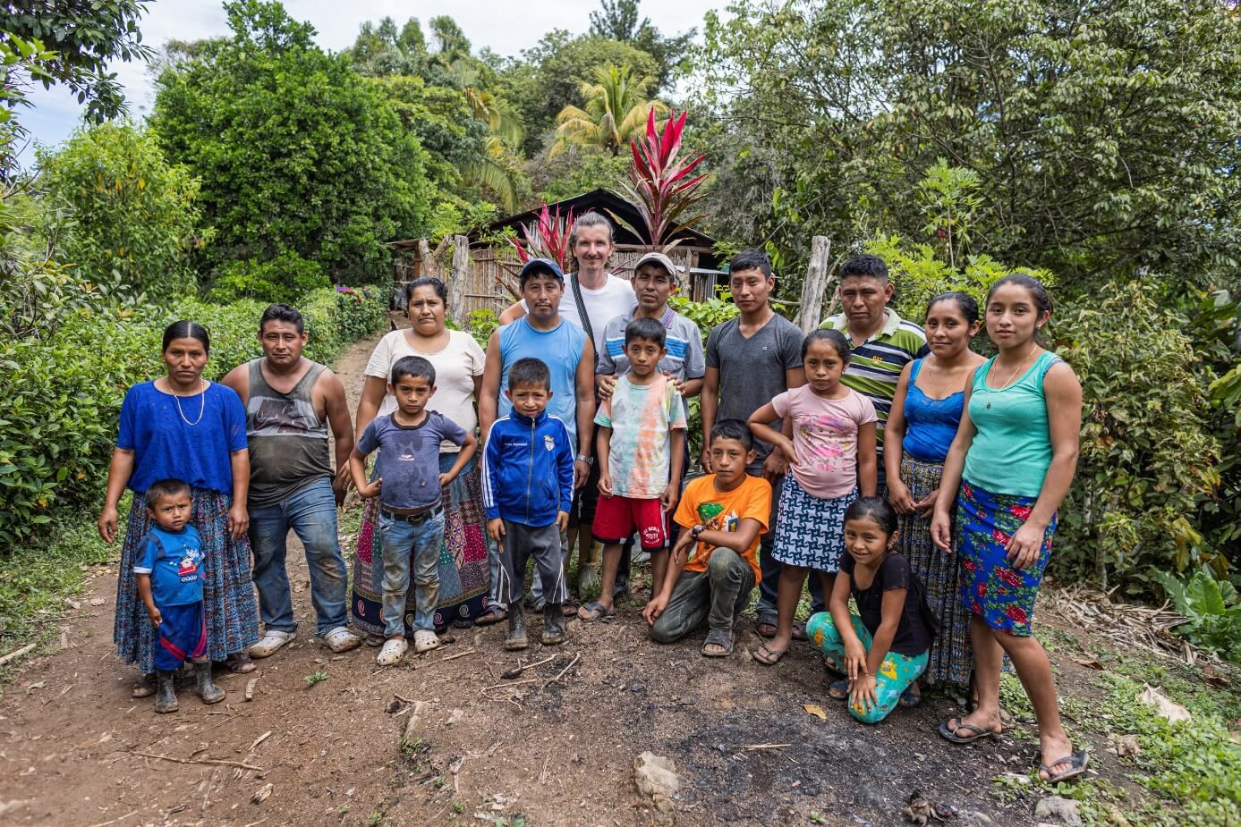Karl mit Dorfbewohner*innen